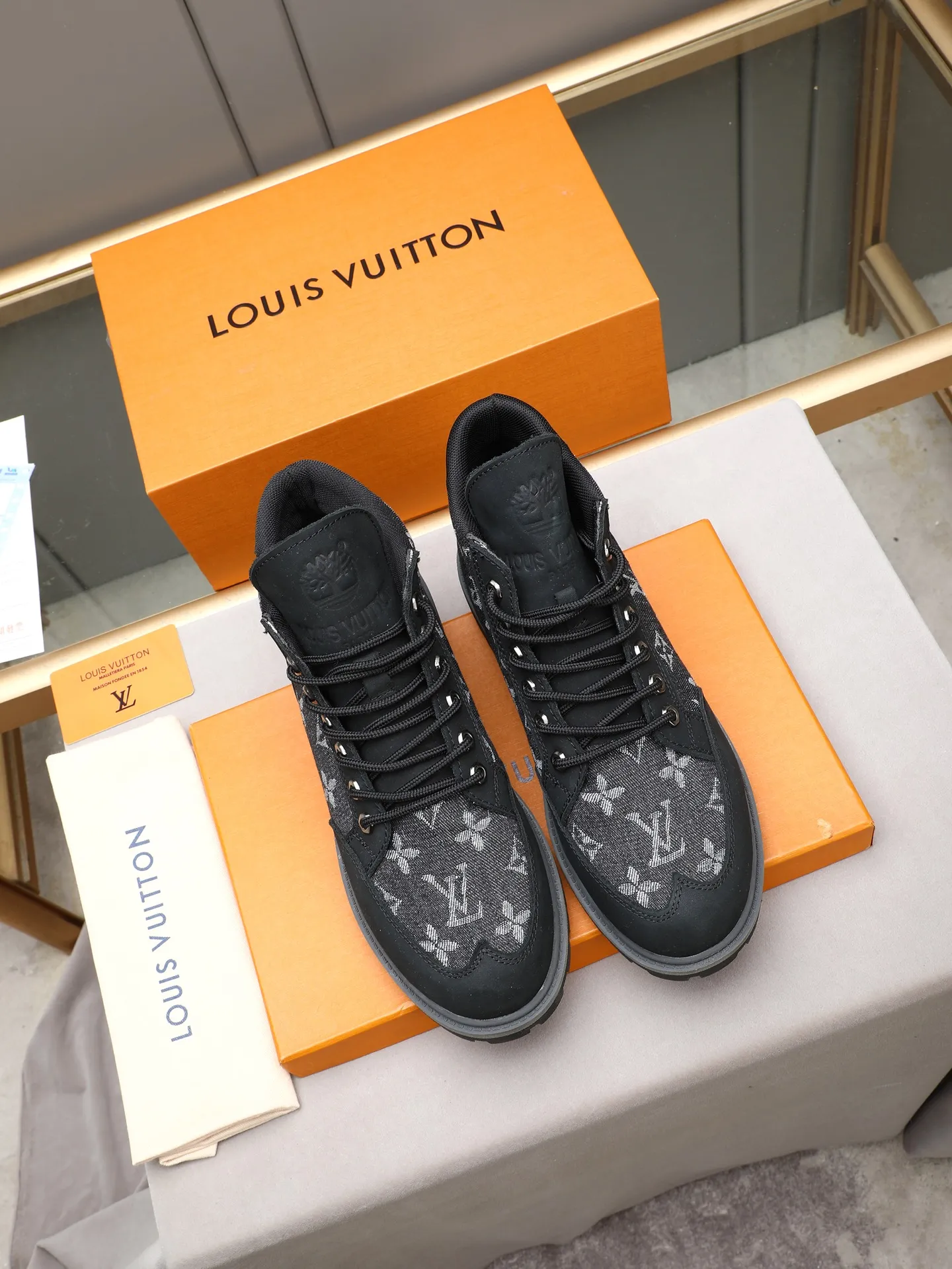 PP460 LOUIS VUITTON ss25 LV donkey brand new thick-soled lace-up big-toe shoes men's casual shoes high-top short boots. These boots are crafted from top-grain calf leather for a lightweight and comfortable fit. The thick EVA outsole is embellished with eye-catching ridges, and the trendy attitude of being both strong and soft makes it an everyday choice. ✔Upper: imported first-layer cowhide ✔Inner lining: sheep lining ✔Outsole: original molded outsole Size: 38-44 (45 customized)